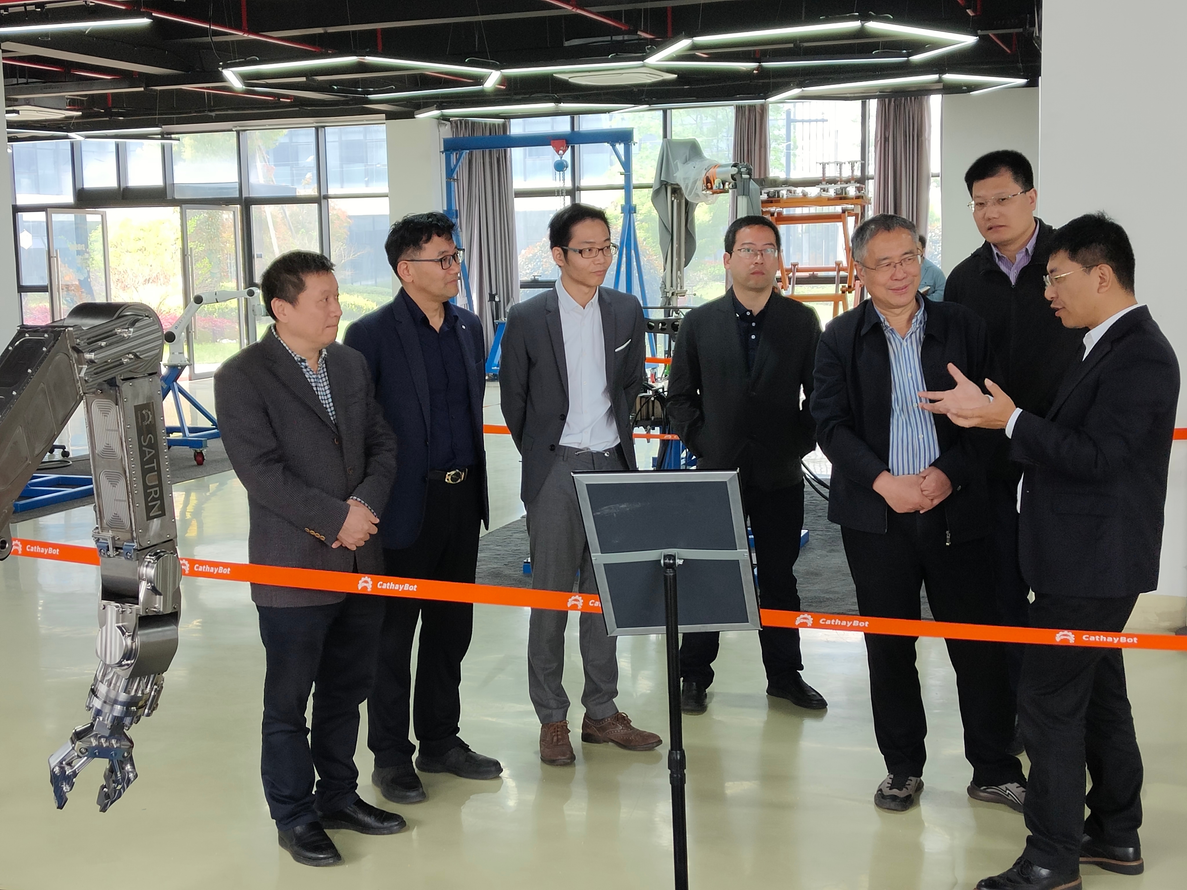 省人大常委会委员、教科文卫委副主任委员蒋国俊一行到访尊凯实业官网调研考察